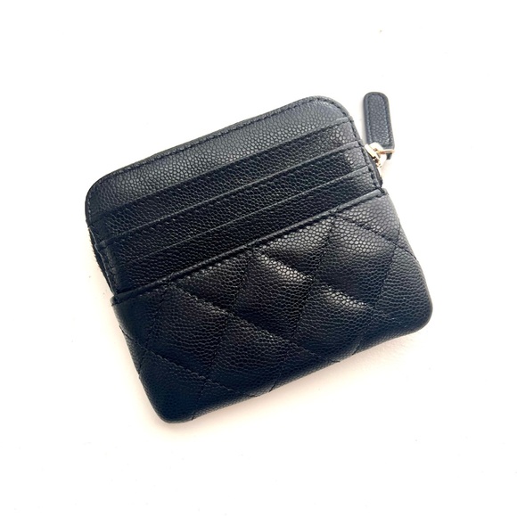 🔥 CHANEL Caviar Quilted Zip Card Holder
Wallet in Black with gold hardware - Picture 4 of 13